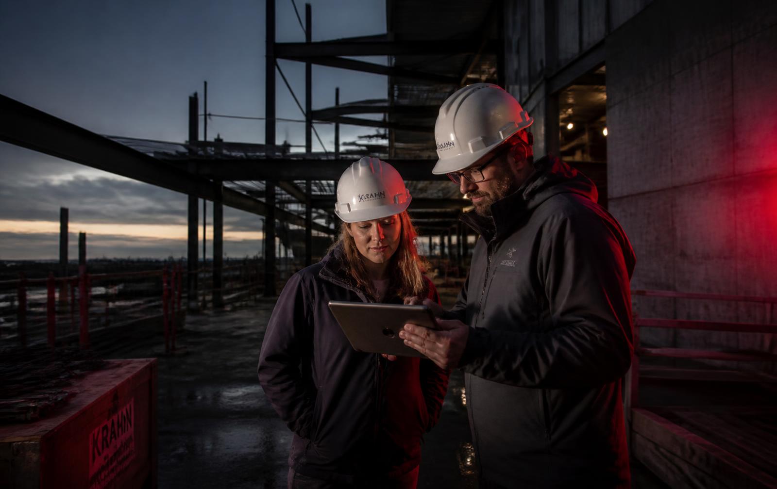 Engenheiros do Grupo FG analisando projeto em obra