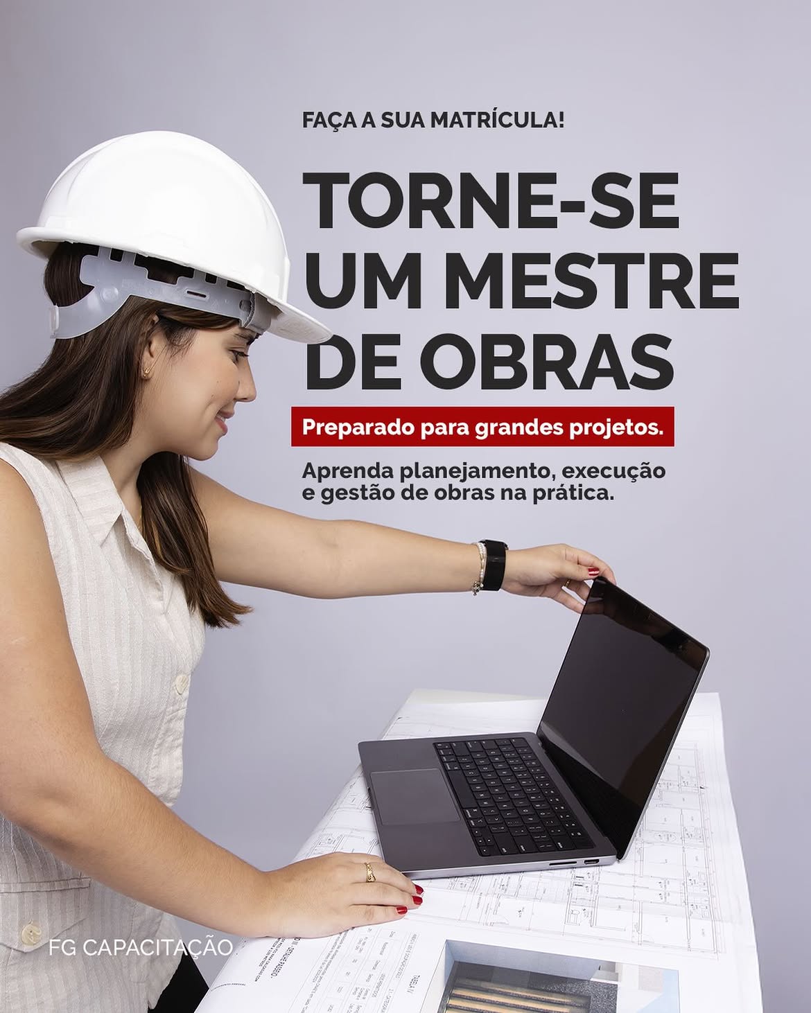 Aluna do curso Mestre de Obras com capacete e laptop sobre projetos